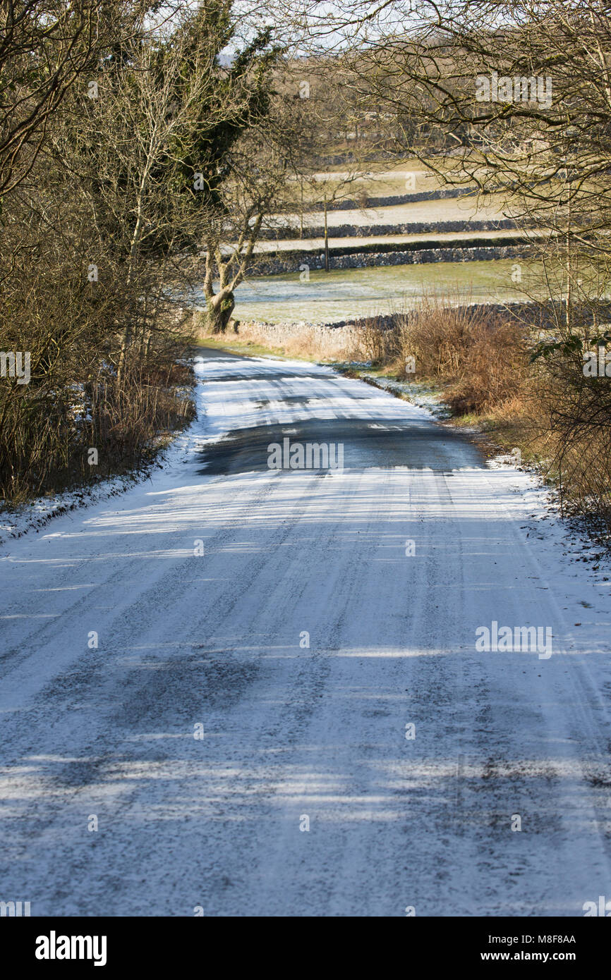 Vereisten Straße während des Tieres aus dem Osten Frost warton Crag, Lancashire, Großbritannien Stockfoto