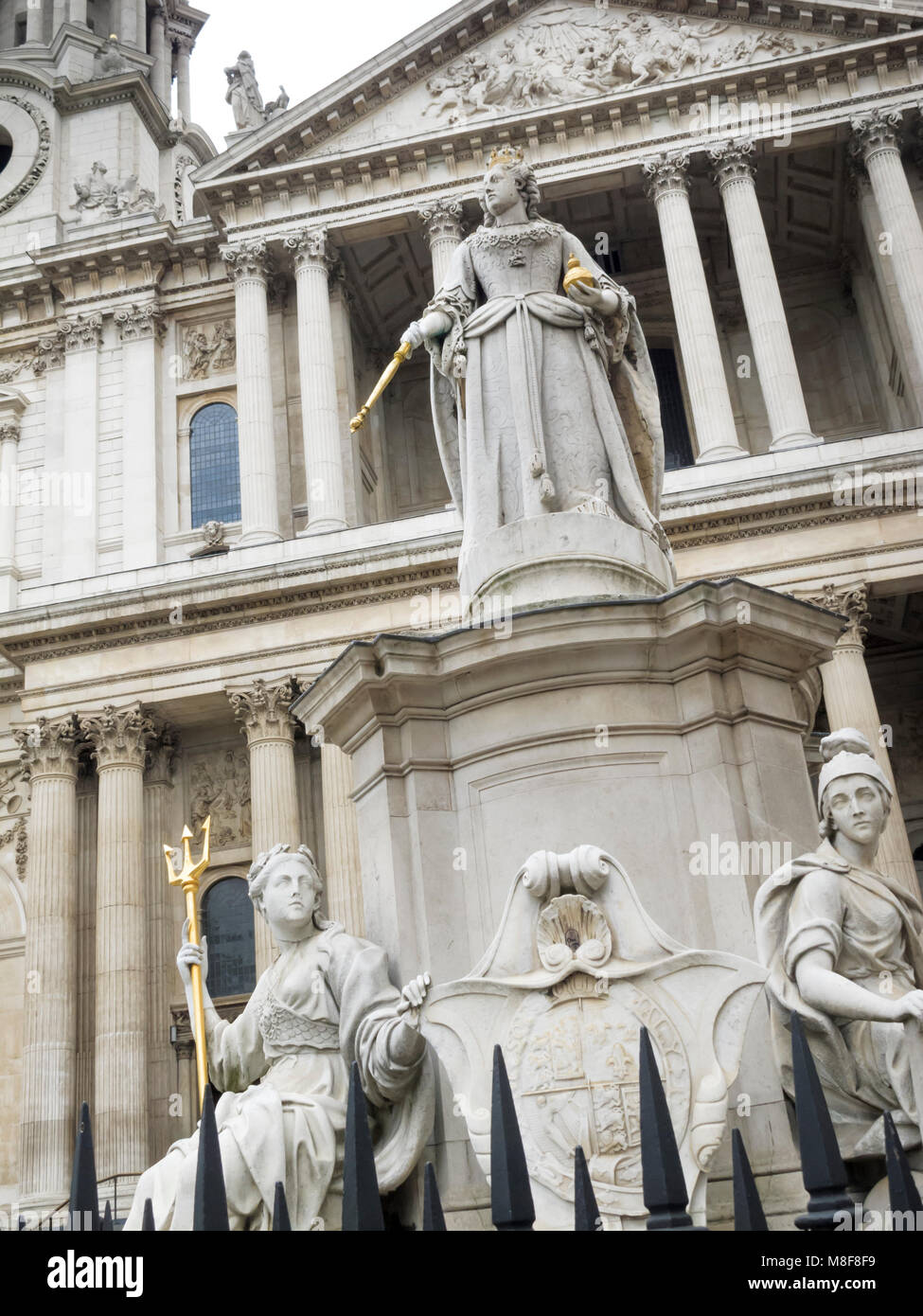 Statue von Königin Anne außerhalb von St. Pauls Kathedrale Ludgate Hill London England Stockfoto