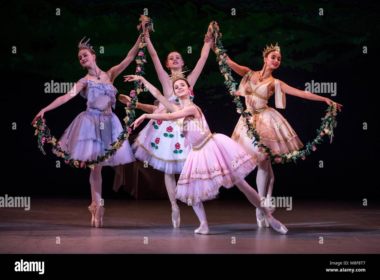 Pas de guatre 'Rosenkranz' aus dem Ballett "Erwachen der Flora" von Studierenden der Vaganova russische Ballett Akademie auf dem Bolschoi Bühne in Mosco Stockfoto