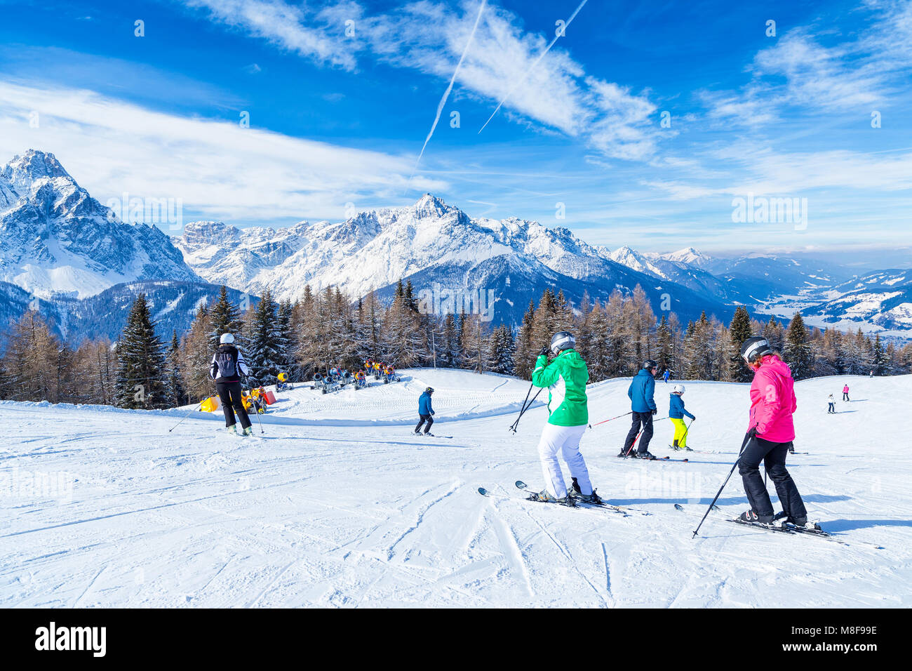 Skifahren und Snowboarden in den hohen Bergen, mit Trentino Alto Adige von Gipfeln im Hintergrund, Innichen. Italien Stockfoto