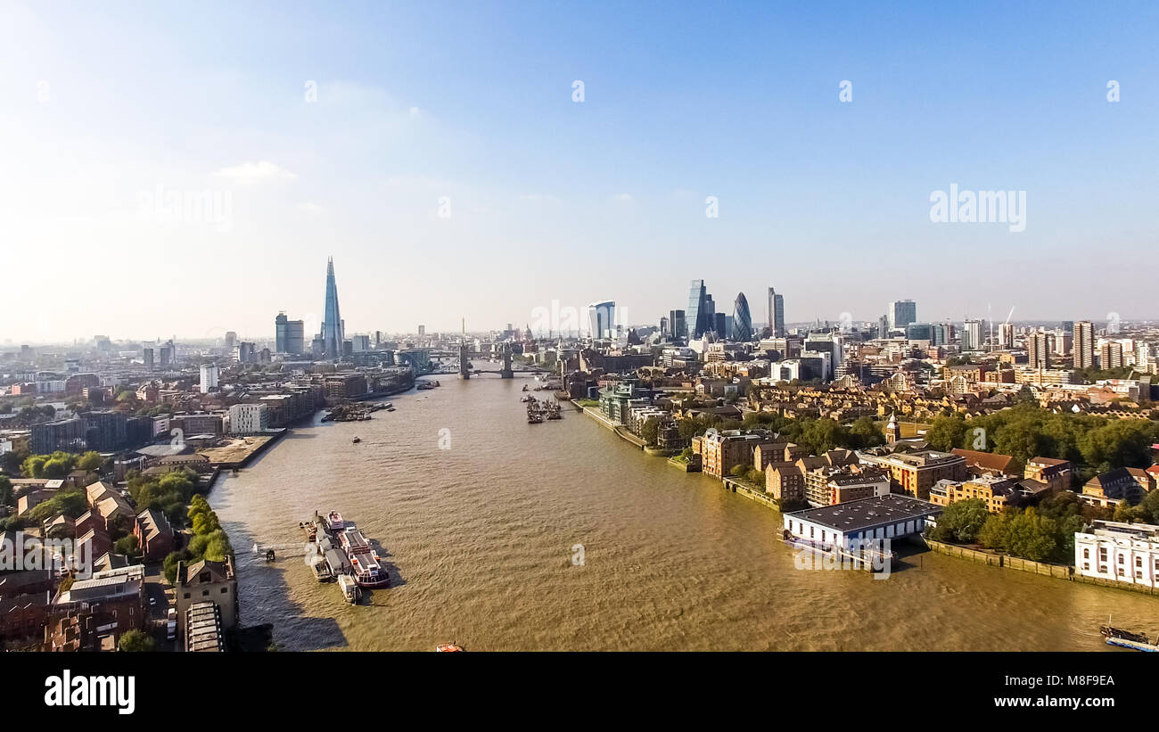 London City Skyline Luftbild feat. Berühmte Wahrzeichen Wolkenkratzer Fliegen über die Themse und die Tower Bridge in England, Vereinigtes Königreich 4 K Stockfoto