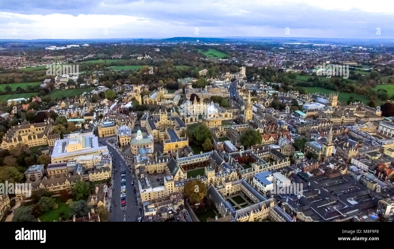 Luftaufnahme der Universität Oxford Iconic Bildung Wahrzeichen feat. Hochschule und Campus. Fliegen über um renommierte Universität Oxford, England, Großbritannien Stockfoto
