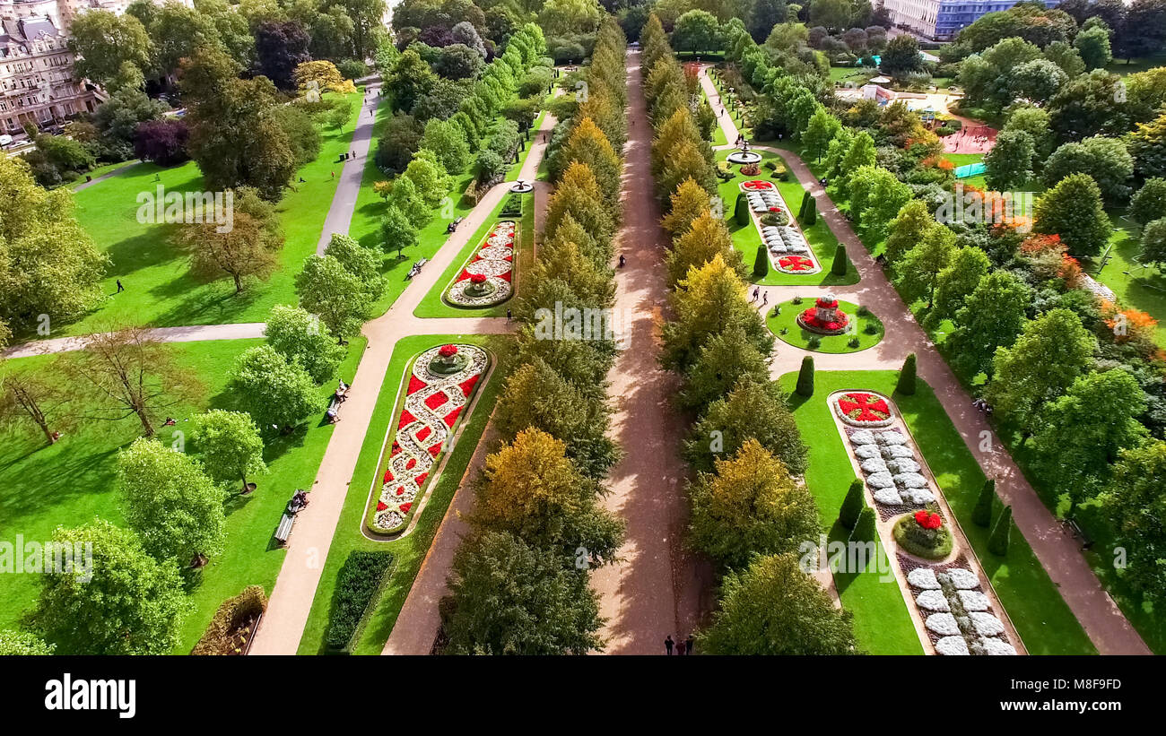 Schöne elegante Regent's Park Gardens Luftaufnahme feat. Dekorative Gestaltung Blumenbeete und Bäume in London Stockfoto
