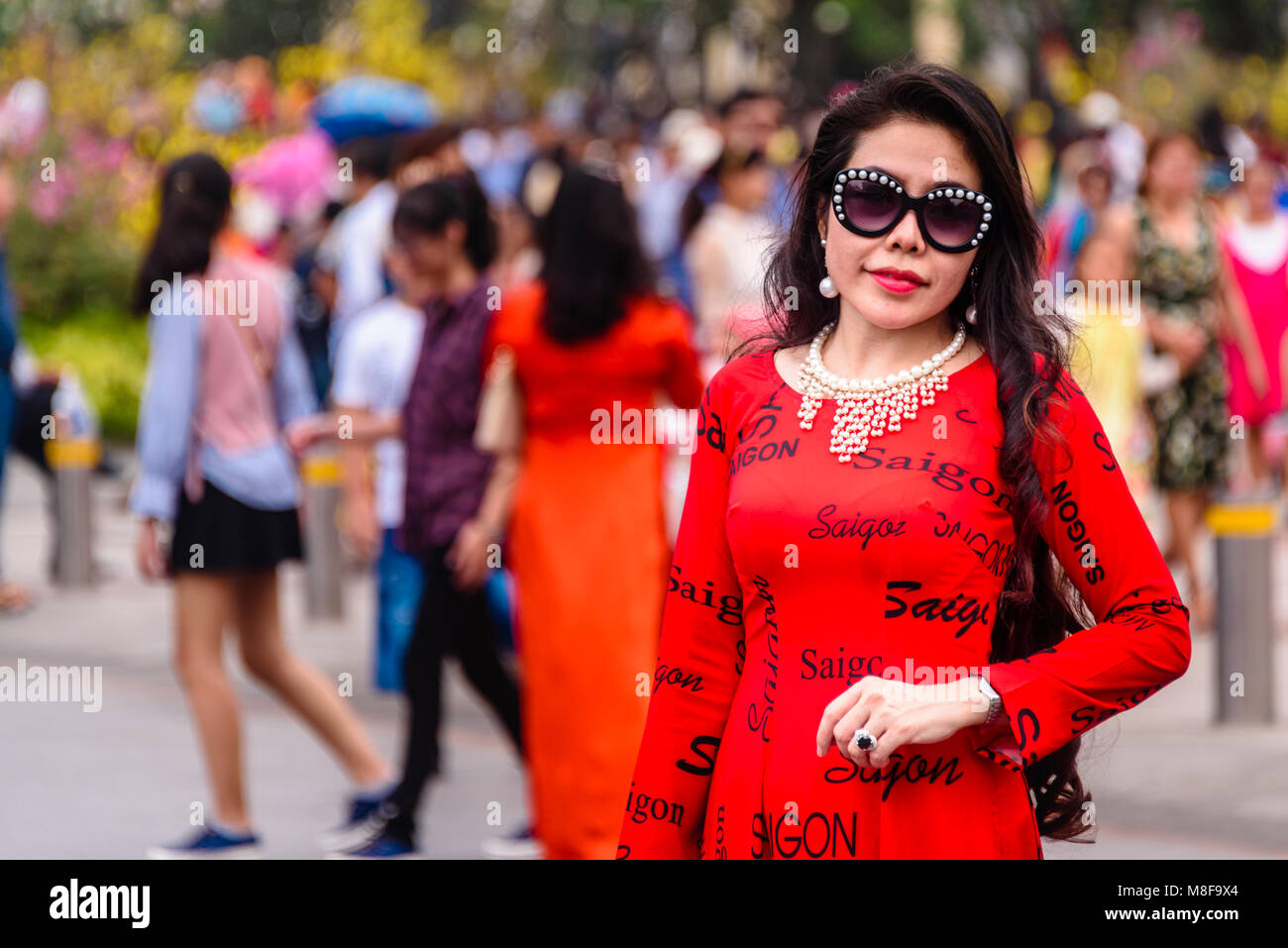 Ein Vietnam Frau Im Roten Kleid Sagen Mehrfach Aigon Und Ein Paar Von Gucci Sonnenbrillen Ho Chi Minh City Vietnam Stockfotografie Alamy