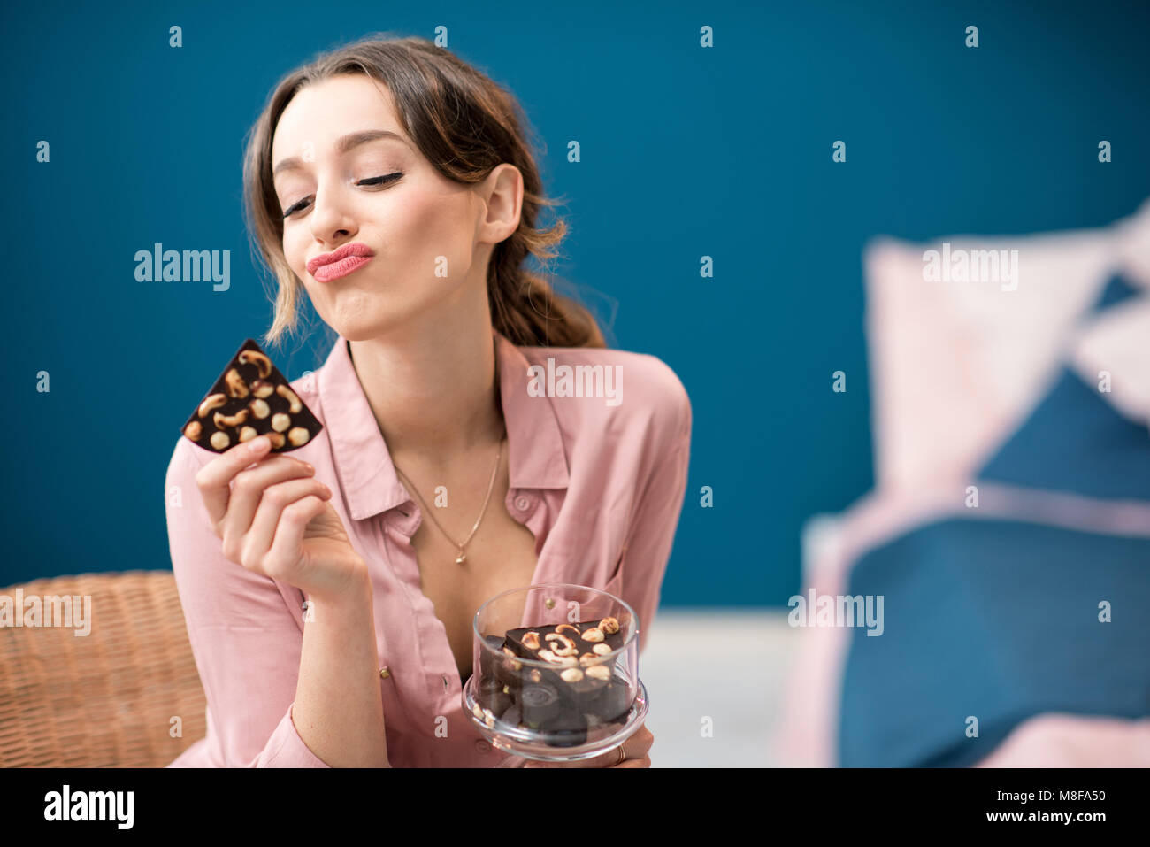 Frau genießen Sie die Schokolade im Innenbereich Stockfoto