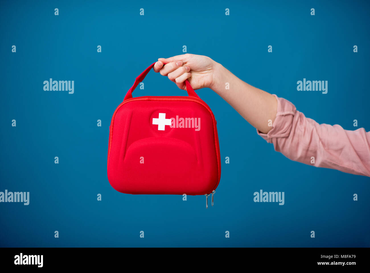 First Aid Kit auf dem blauen Hintergrund Stockfoto