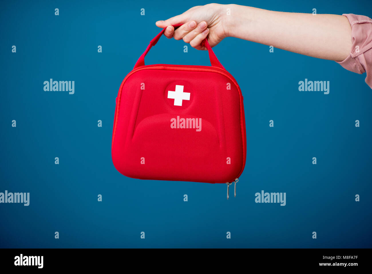 First Aid Kit auf dem blauen Hintergrund Stockfoto