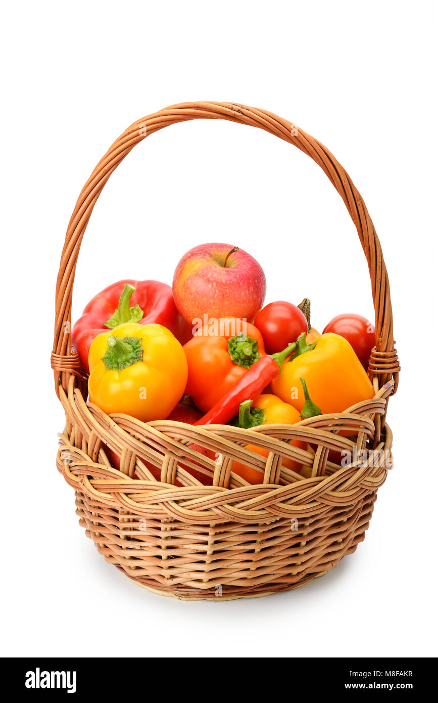 Satz von Obst und Gemüse in einem Korb auf weißem Hintergrund. Stockfoto