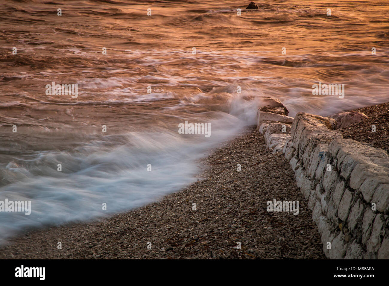 Die Sonne scheint, das Meer an der Küste mit einem Kieselstrand, Kroatien Stockfoto