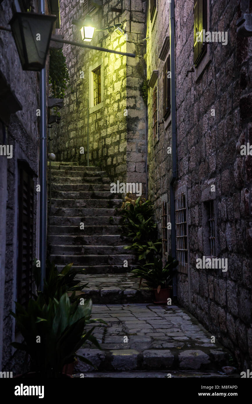 Nacht Blick auf die alten engen Gassen von Orebic auf der Halbinsel Peljesac in der kroatischen Kvarner Stockfoto