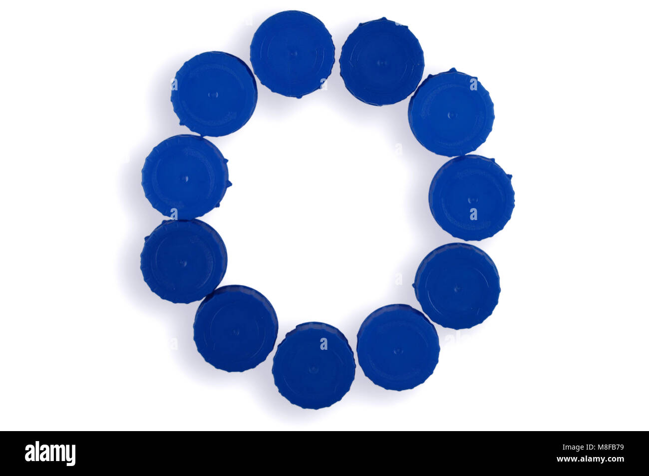 Ein Kreis von Kunststoff blau Stecker auf weißem Hintergrund Stockfoto