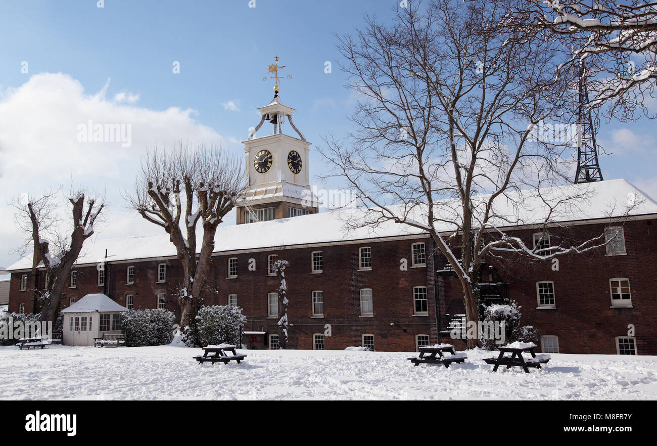 Clocktower Gebäude der Alten Naval Lagerhaus im Chatham Historic Dockyard, Chatham, Kent, UK. 1723 und erneut in 1802. Geplante alten Denkmal. Stockfoto