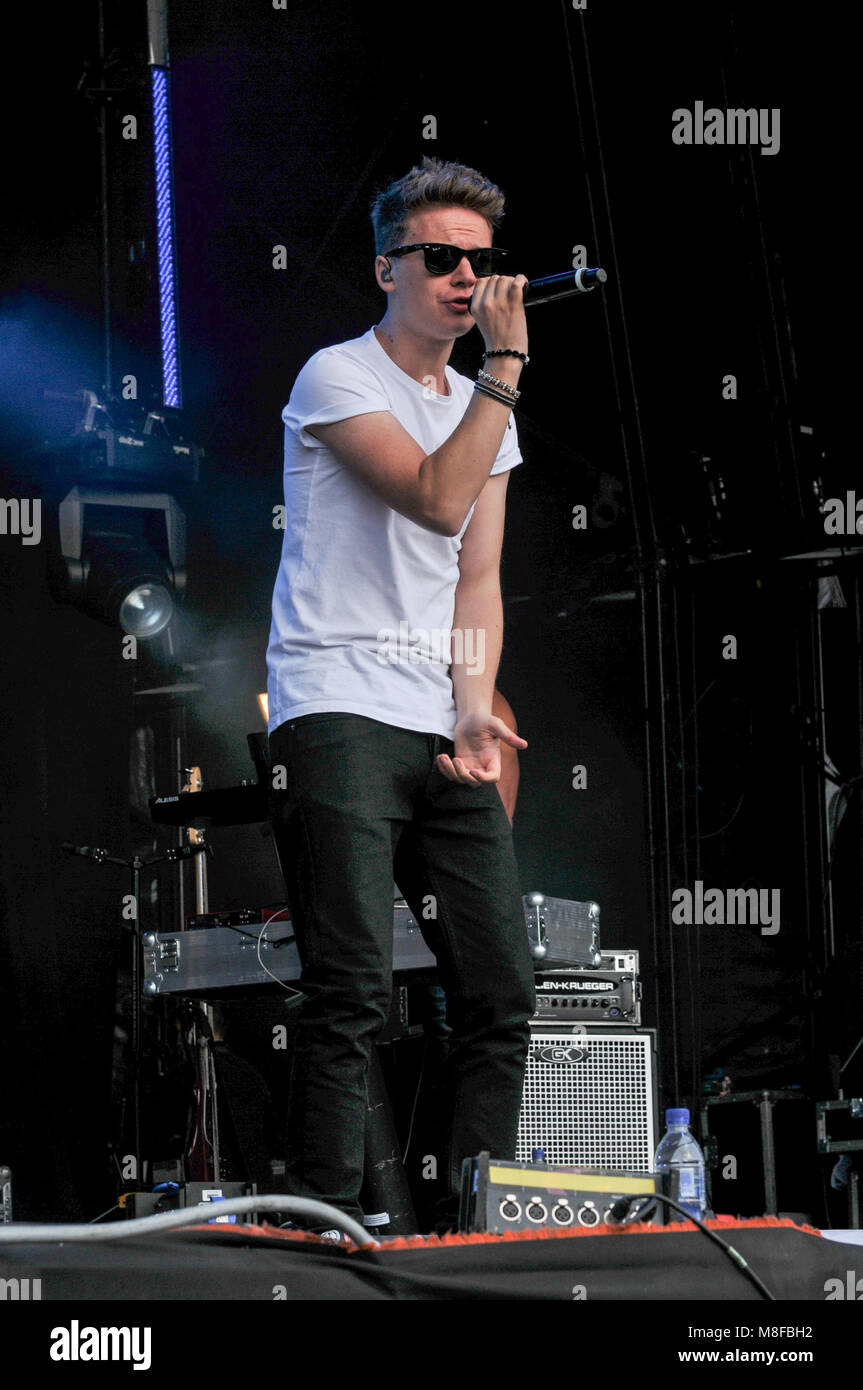 Pop Star Connor Maynard führt an einem Musik Festival im Sommer in Großbritannien Stockfoto