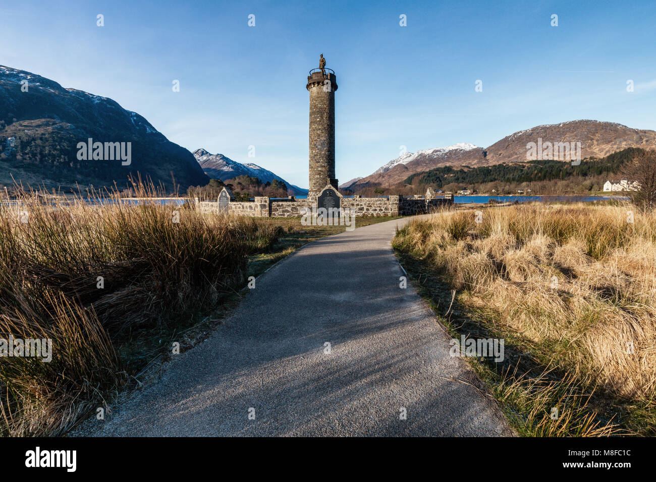 Das Glenfinnan Monument, das an die Stelle der Anfang des Jacobite Aufstände zu markieren können am Fuße von Loch Shiel, Scottish Highlands gesehen werden. Stockfoto
