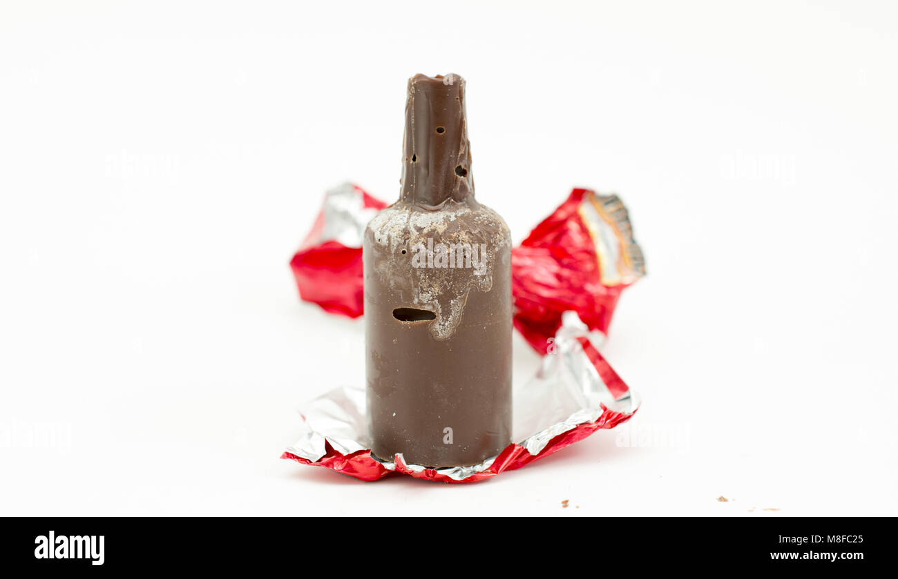 Flasche wie Süßigkeiten mit süßer Kirsche, Schokolade und Sirup Spirituosen auf einem weißen Hintergrund. Stockfoto