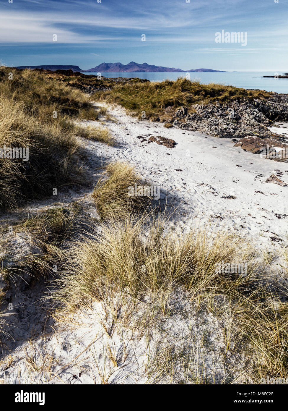 Einen schönen malerischen Strand Traigh, Scottish Highlands, mit Blick nach Westen Richtung Eigg und Rum. Stockfoto