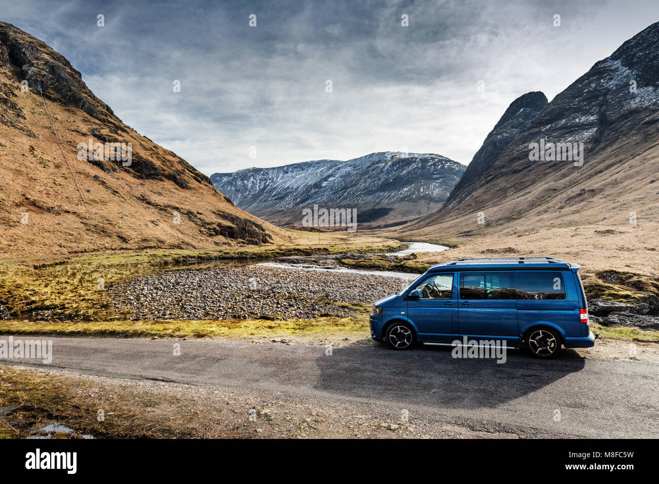 Ein VW T5 Wohnmobil neben dem Fluss Etive, Glen Etive, Scottish Highlands, Schottland Stockfoto