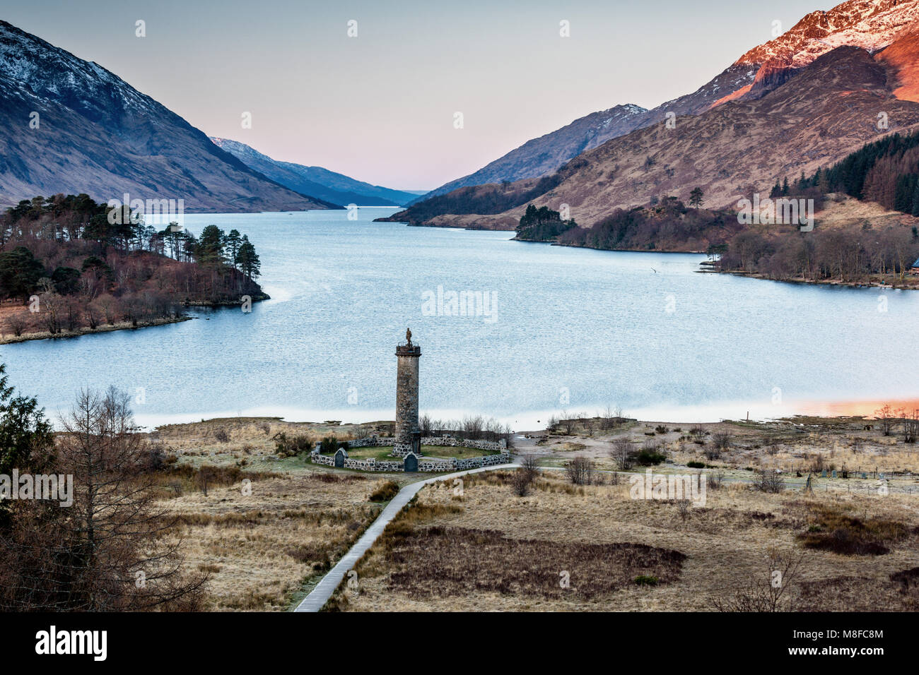 Das Glenfinnan Monument, das an die Stelle der Anfang des Jacobite Aufstände zu markieren können am Fuße von Loch Shiel, Scottish Highlands gesehen werden. Stockfoto