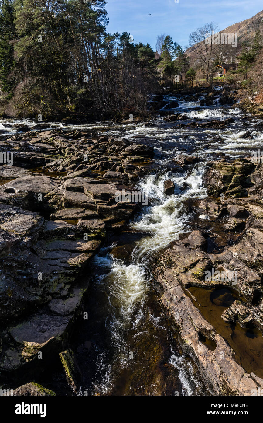 Die wunderschönen Wasserfälle von Dochart laufen durch die kleine Stadt von Killin, Loch Lomond und der Trossachs National Park, Schottland. Stockfoto