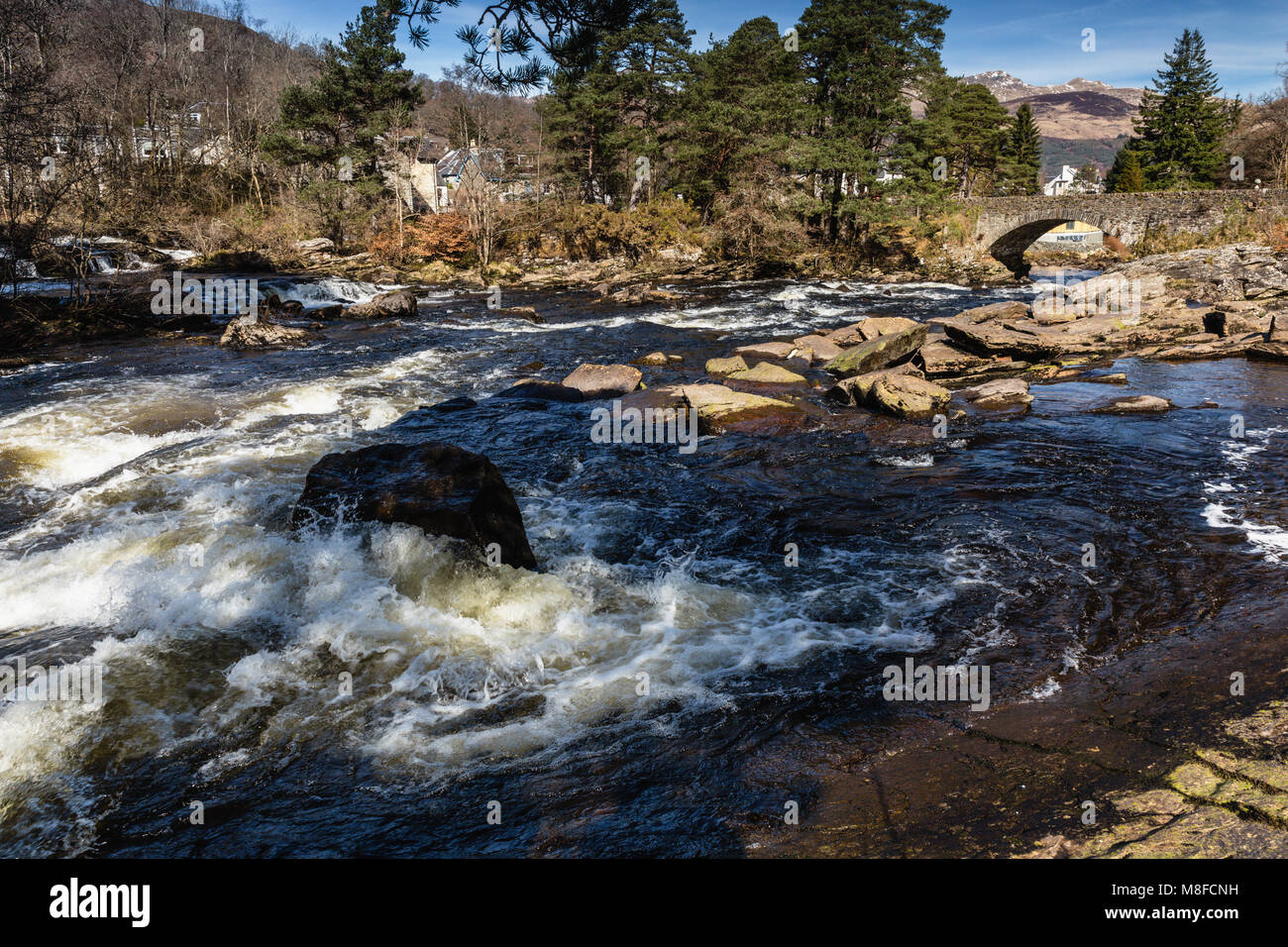 Die wunderschönen Wasserfälle von Dochart laufen durch die kleine Stadt von Killin, Loch Lomond und der Trossachs National Park, Schottland. Stockfoto