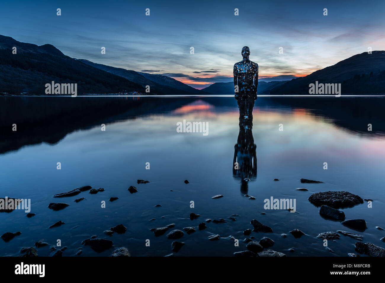 Die Option 'Spiegeln', St Fillans, Perthshire. "Noch" Skulptur am Loch Earn von Rob Mulholland. Stockfoto