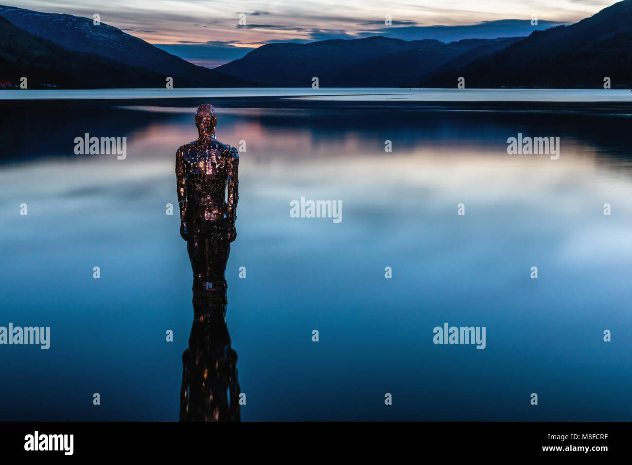 Die Option 'Spiegeln', St Fillans, Perthshire. "Noch" Skulptur am Loch Earn von Rob Mulholland. Stockfoto