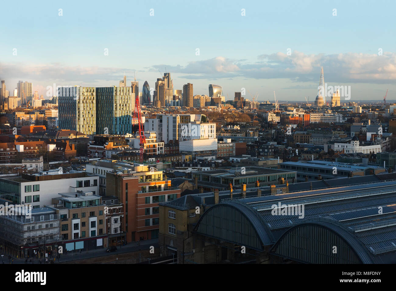 Hohe Aussichtspunkt der Stadt London von King's Cross auf einem klaren sonnigen Abend im März 2018 Stockfoto