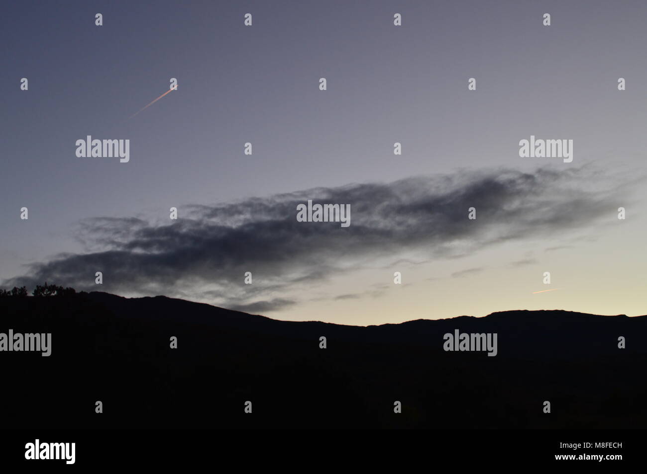 Sonnenuntergang in die Berge und Felder von Segovia. Landschaften Urlaub Reisen Oktober 21, 2017. Corbera Segovia Castilla Leon, Spanien. Stockfoto
