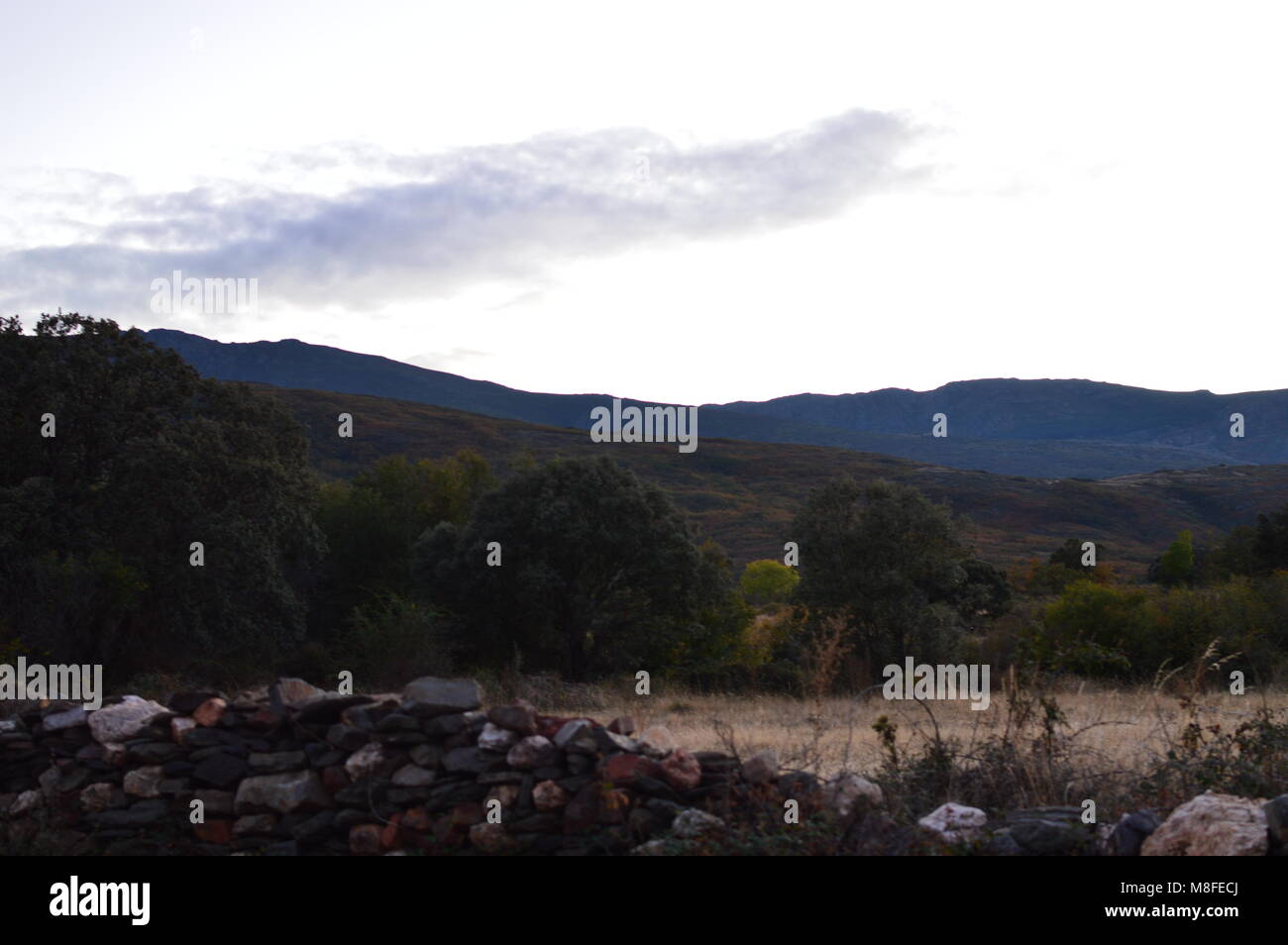 Sonnenuntergang in die Berge und Felder von Segovia. Landschaften Urlaub Reisen Oktober 21, 2017. Corbera Segovia Castilla Leon, Spanien. Stockfoto