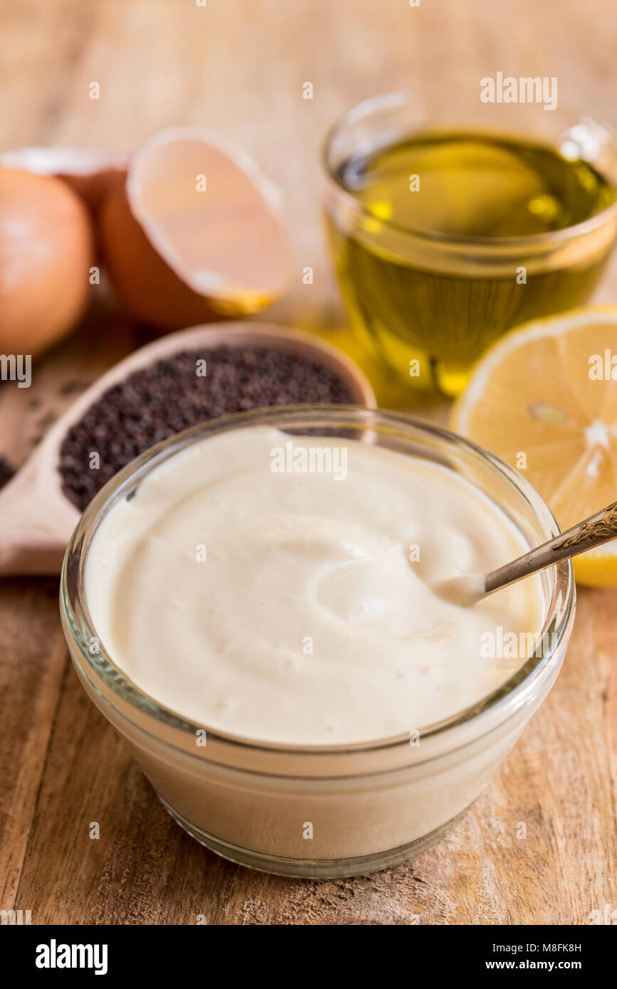 Selbstgemachtes Rezept Mayo (Mayonnaise) Zutaten auf hölzernen Tisch