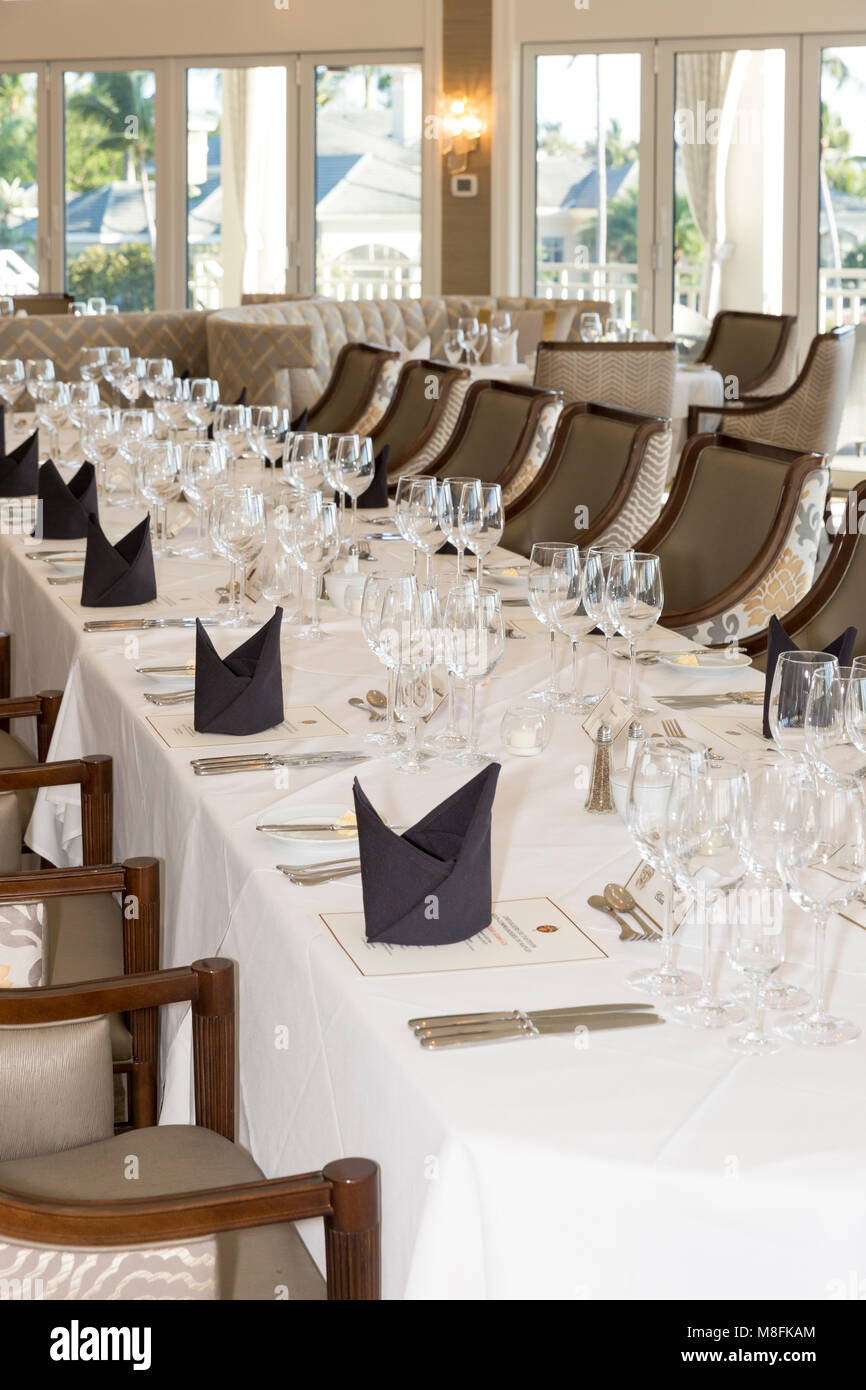 Bankett Tische, und legen Sie die Einstellungen für formale Wine Club Abendessen, Naples, Florida, USA Stockfoto