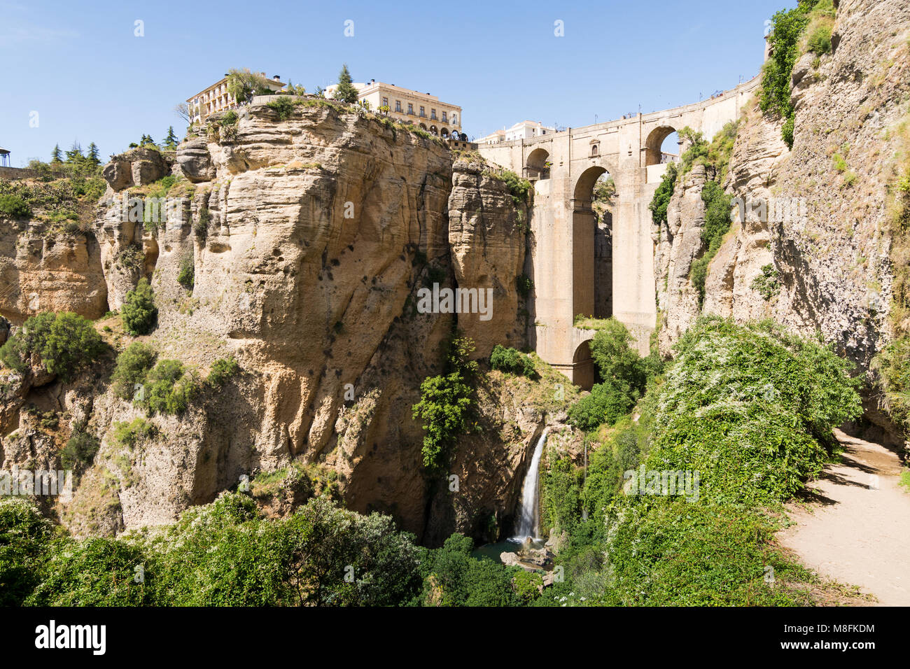 RONDA, SPANIEN - Mai 2017: Blick auf die Brücke Puente Nuevo in Ronda vom Canyon Seite Stockfoto