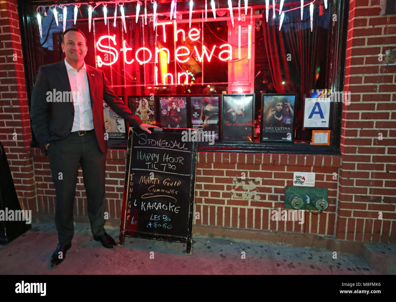 Irische Premierminister Leo Varadkar posiert für ein Foto ausserhalb des Stonewall Inn, eine Ikone der Schwulenbewegung, im New Yorker Greenwich Village. Stockfoto