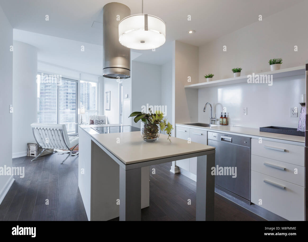 Innenraum der modernen Küche im neuen Haus Stockfoto