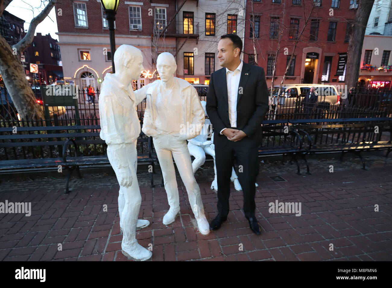 Irische Premierminister Leo Varadkar Ansichten eine Skulptur von George Segal Titel Gay Liberation außerhalb des Stonewall Inn, eine Ikone der Schwulenbewegung, im New Yorker Greenwich Village. Stockfoto