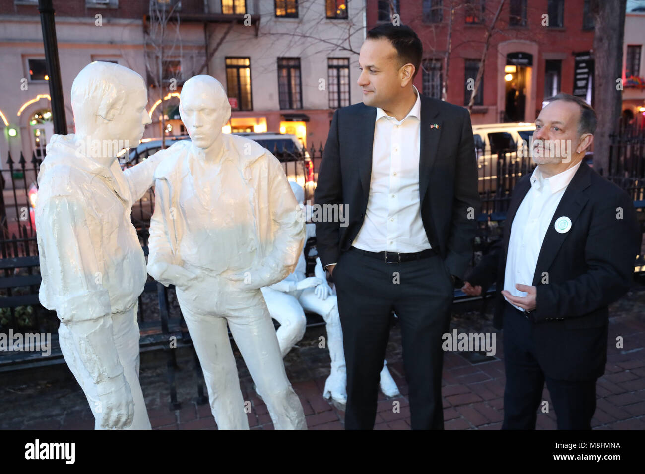 Brendan Fay (rechts) zeigt die irische Premierminister Leo Varadkar eine Skulptur von George Segal Titel Gay Liberation außerhalb des Stonewall Inn, eine Ikone der Schwulenbewegung, im New Yorker Greenwich Village. Stockfoto