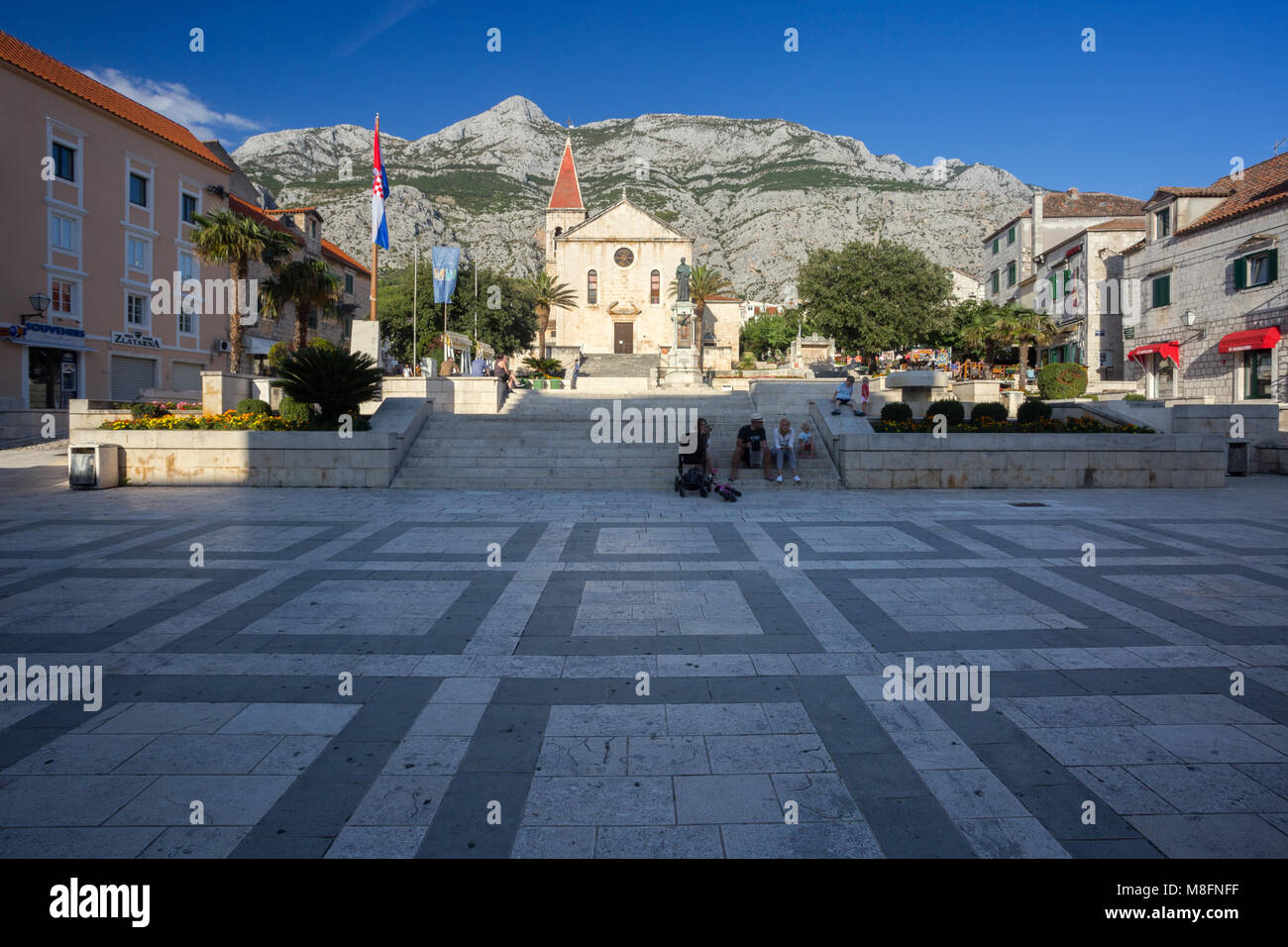 Kacic Square und St Mark's Kirche im Zentrum der Stadt Makarska, Dalmatien, Kroatien Stockfoto