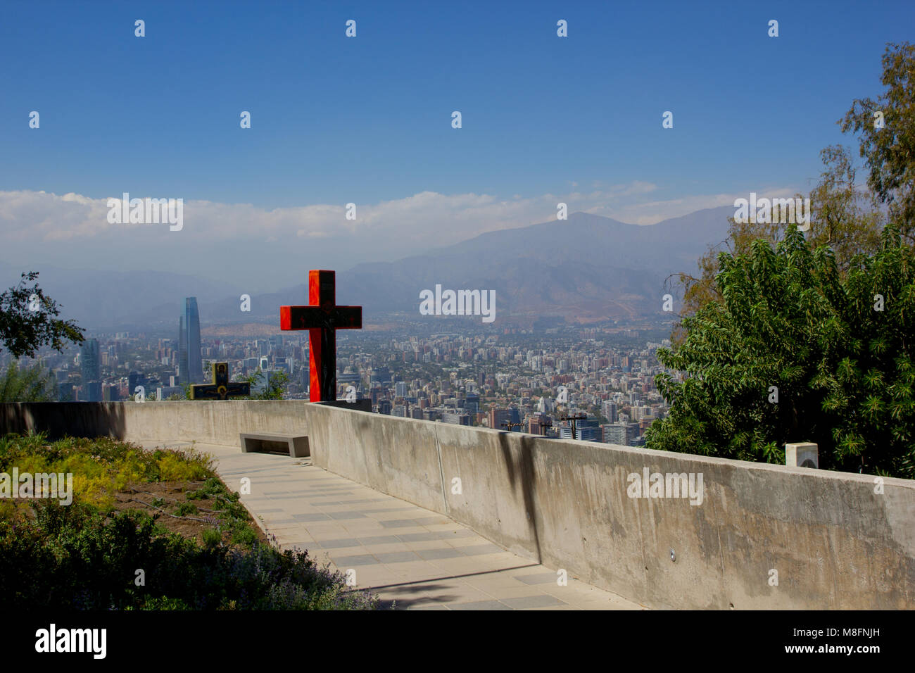 Ein Weg der Kreuze auf dem Weg an die Spitze des Cerro San Cristobal mit Blick auf Santiago de Chile im Hintergrund. Stockfoto
