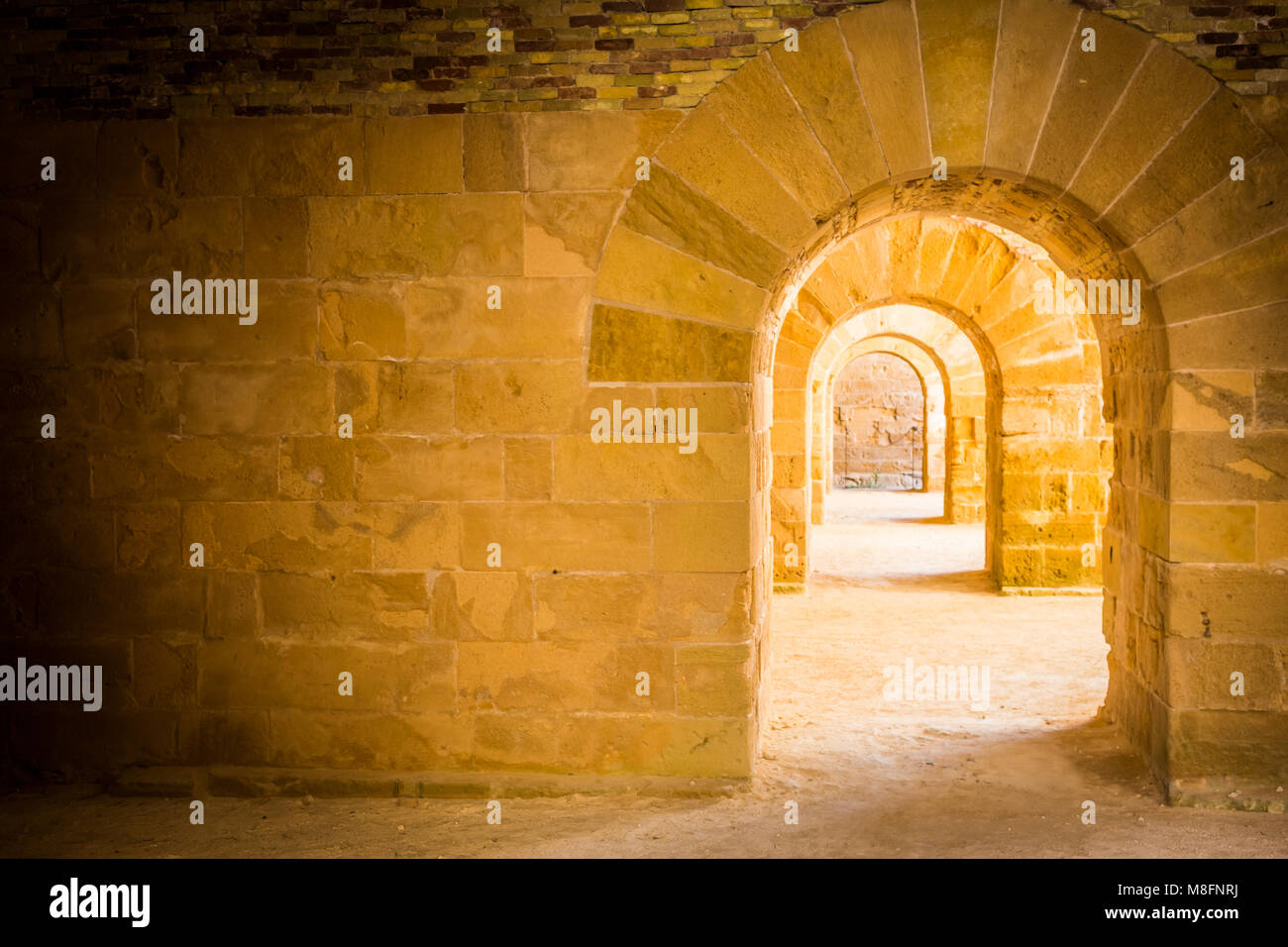 Italien - die Alte Burg von Syrakus in Sizilien. Bögen aus Stein in der Perspektive. Stockfoto