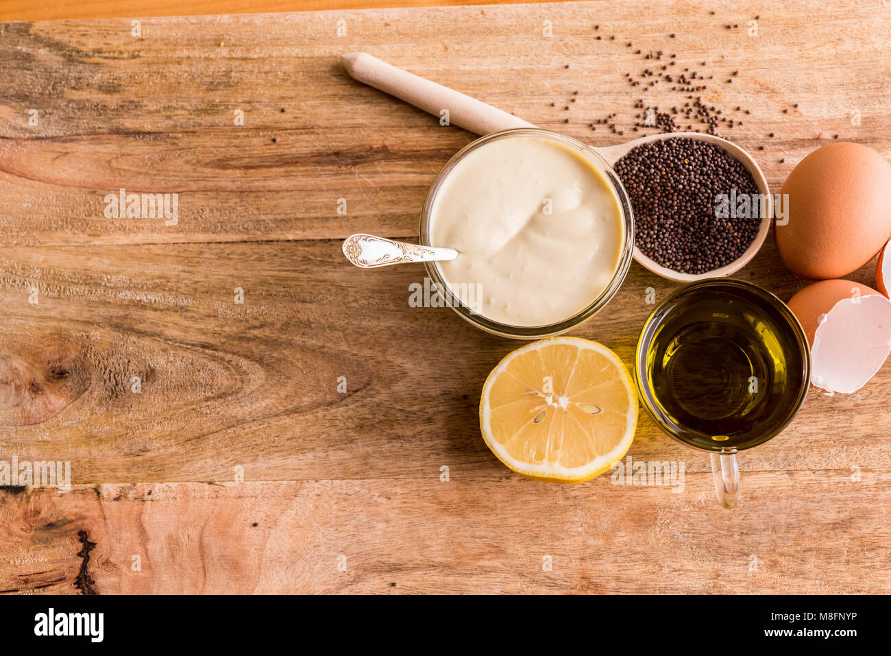 Selbstgemachtes Rezept Mayo (Mayonnaise) Zutaten auf hölzernen Tisch