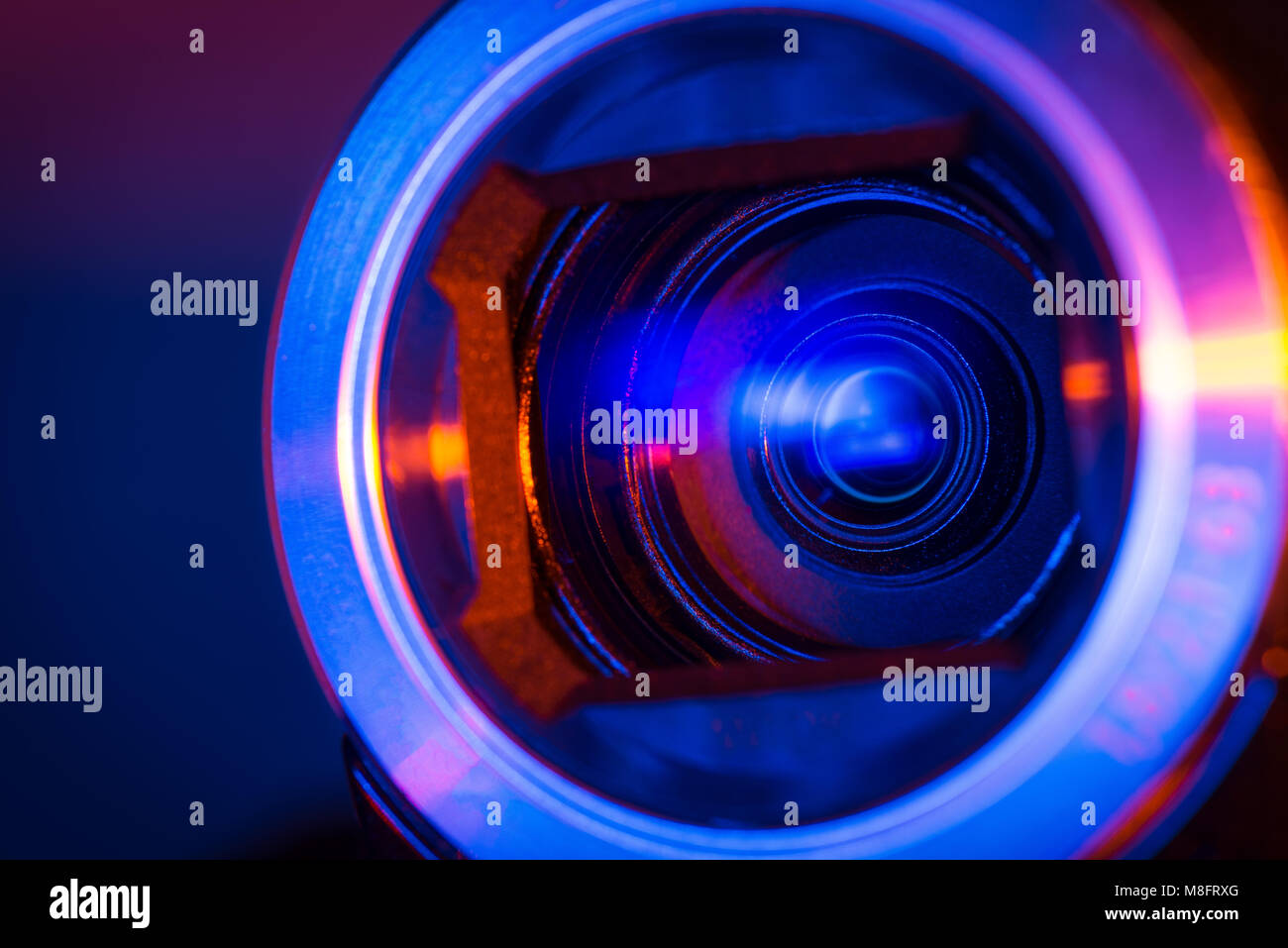 Video Kamera objektiv beleuchtet durch verschiedene Farben Lichtquellen Stockfoto
