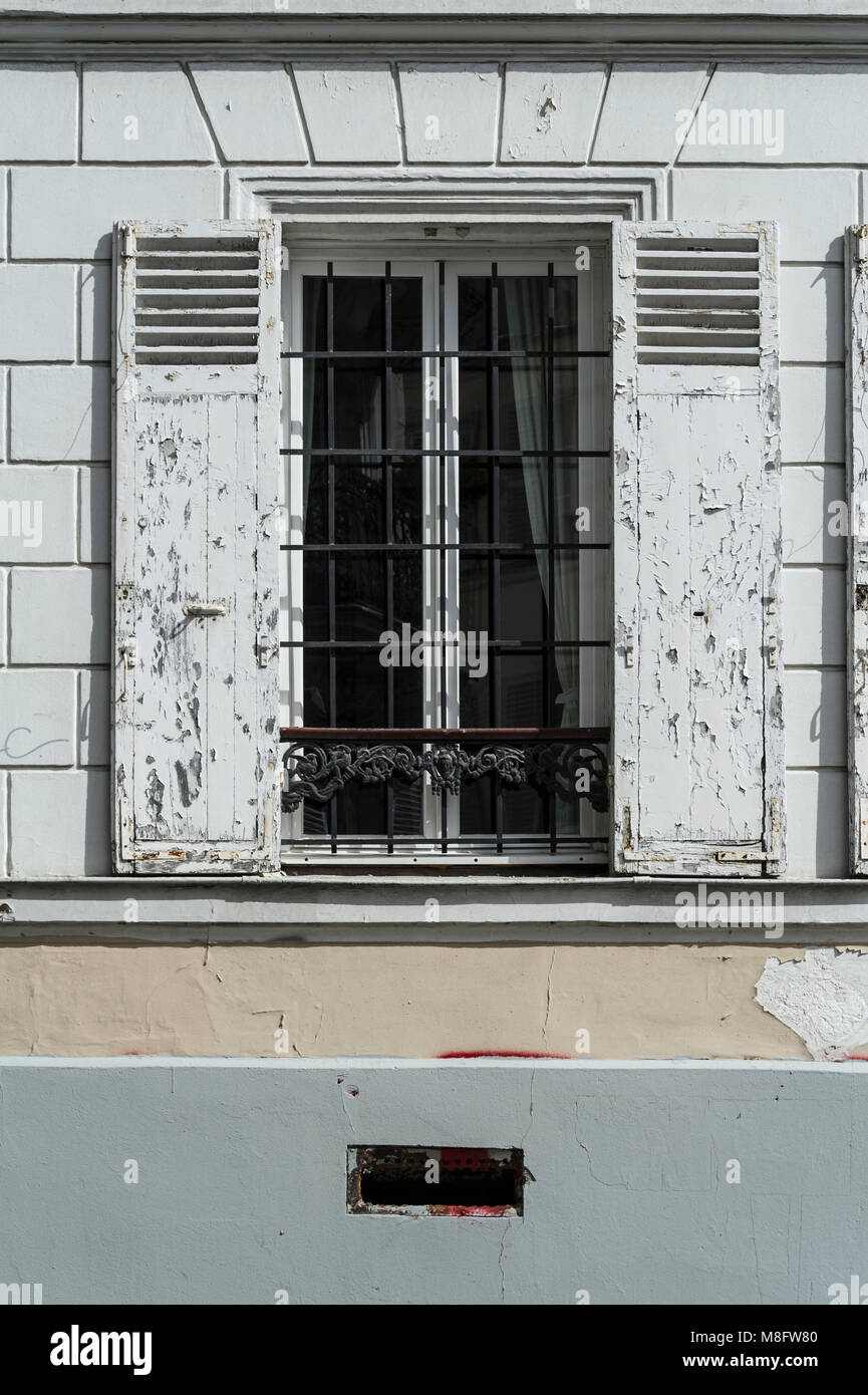 Fenster mit weißen Fensterläden, einer Wohnanlage auf Montmartre Stockfoto