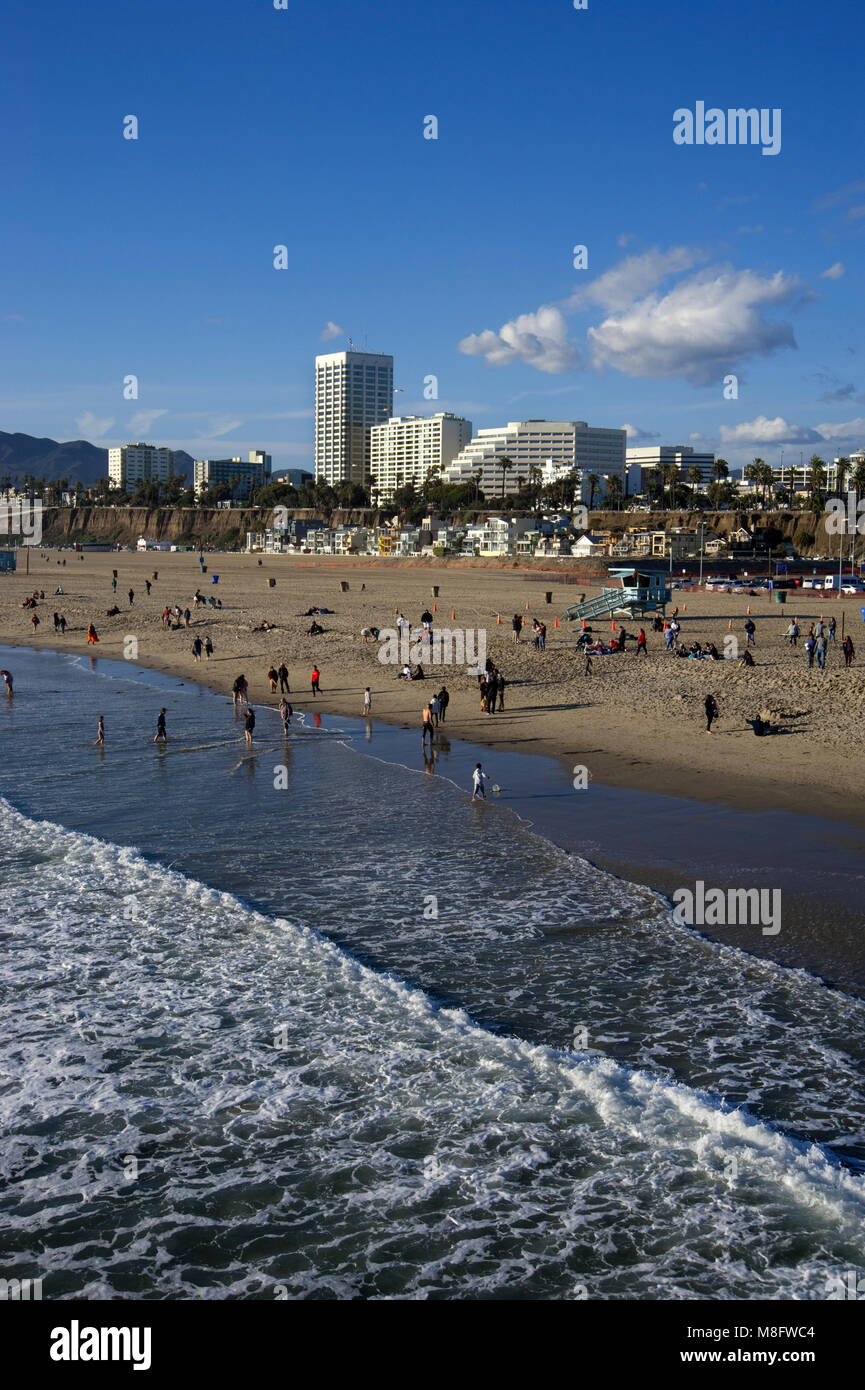 Blick auf Santa Monica Beach und Downtown vom Santa Monica Pier in Los Angeles, CA Stockfoto