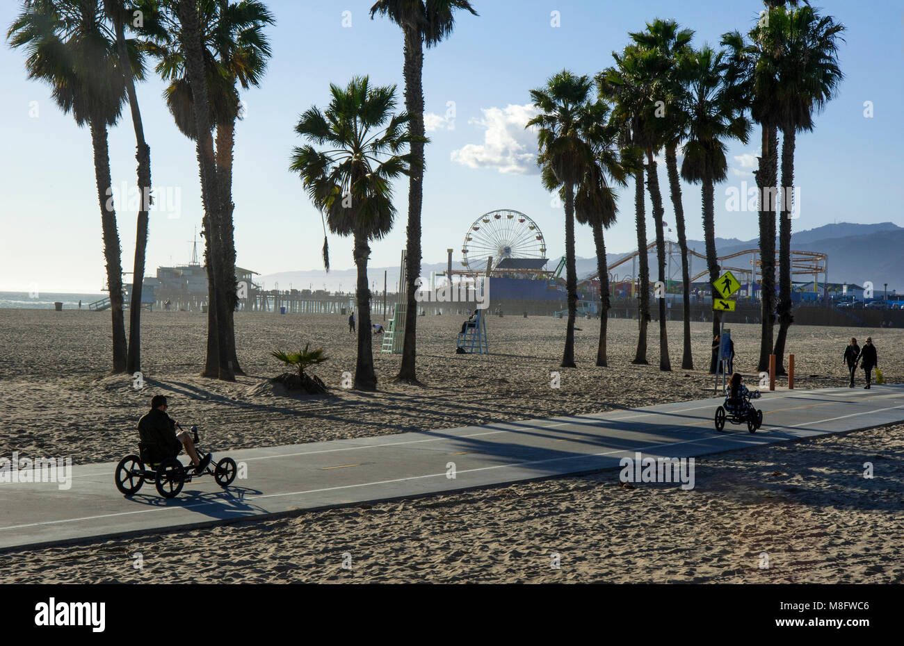 Radweg auf Santa Monica Beach in der Nähe der Santa Monica Pier in Los Angeles, CA Stockfoto