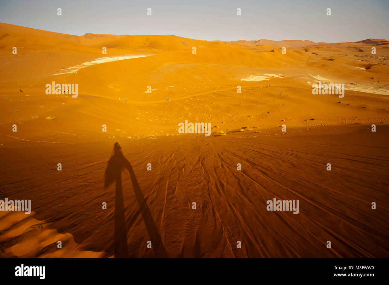Starten des Big Daddy Düne auf Namib Naukluft National Park am Sossusvlei zu klettern. Big Daddy ist die höchste Düne im Sossusvlei. Th Stockfoto