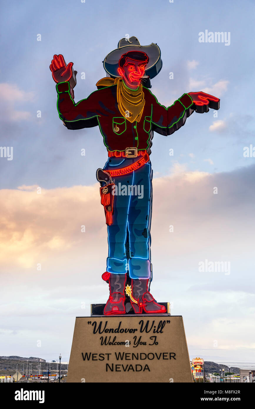 Neon Abbildung von Cowboy bei Sonnenuntergang in der Nähe der Casinos in West Wendover, Nevada, USA Stockfoto