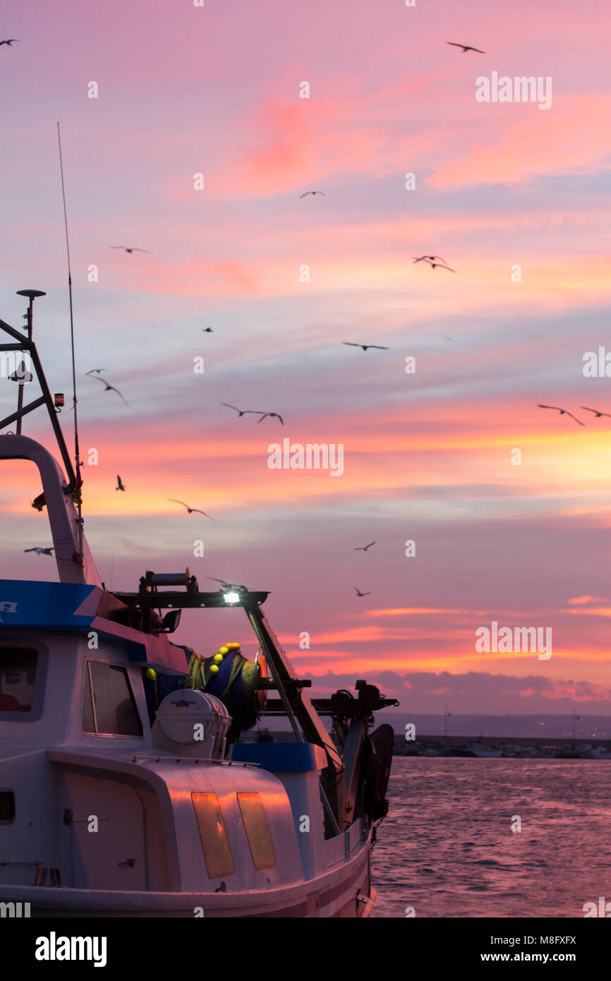 Sonnenuntergang Meer Szene mit Booten, Stockfoto