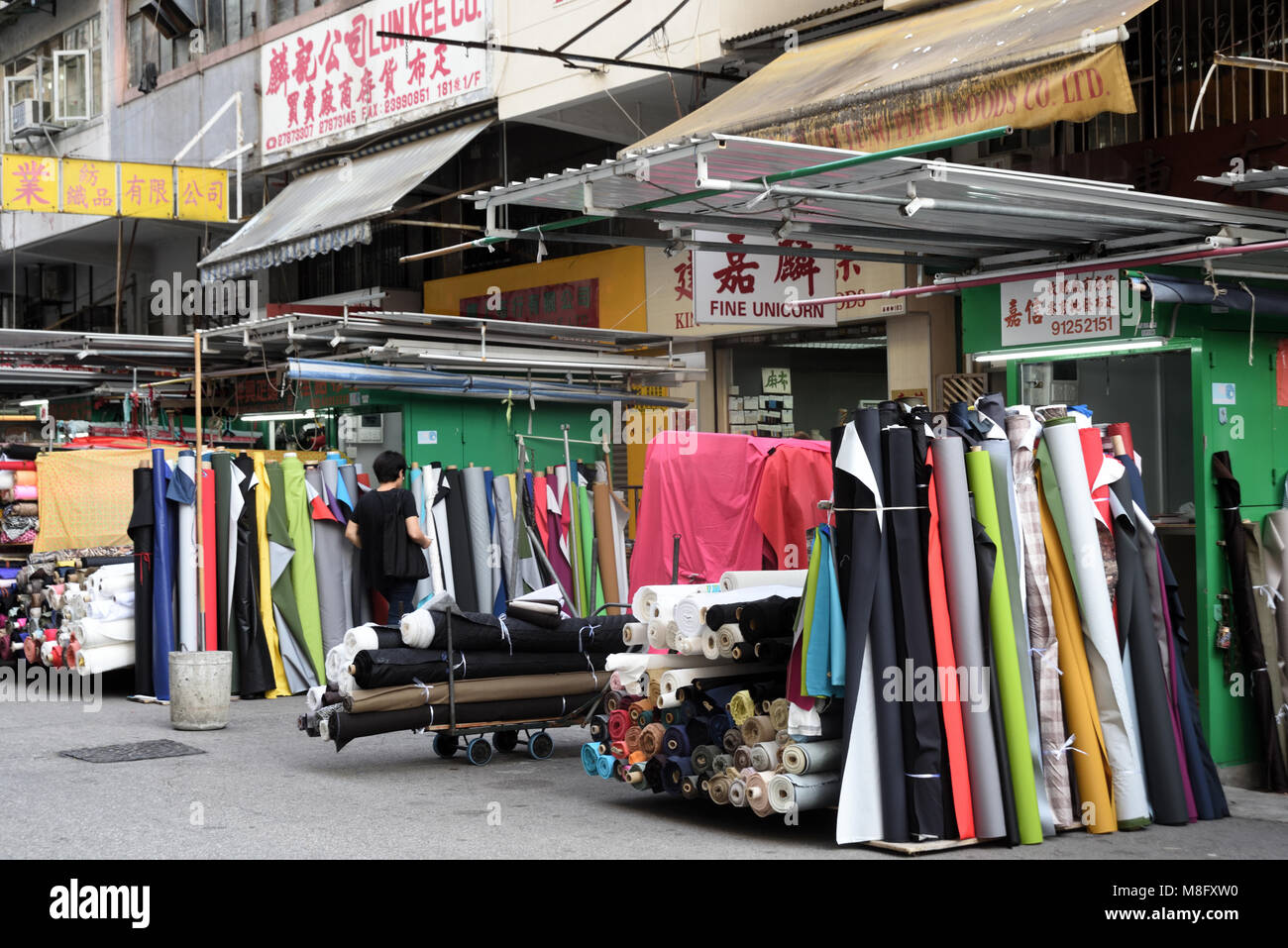 Tuch Verkauf auf der Straße von Sham Shui Po, Hongkong Stockfoto