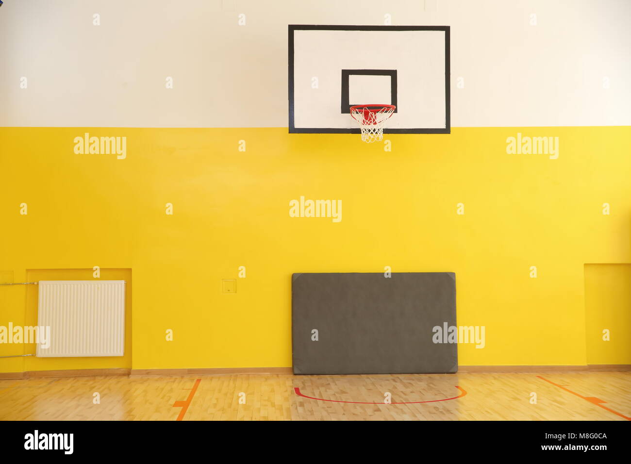 Basketball Boards sind standardisierte als auch ihre Höhe, auf der sie platziert sind, so dass die Spieler unter den gleichen Bedingungen ausüben. Stockfoto