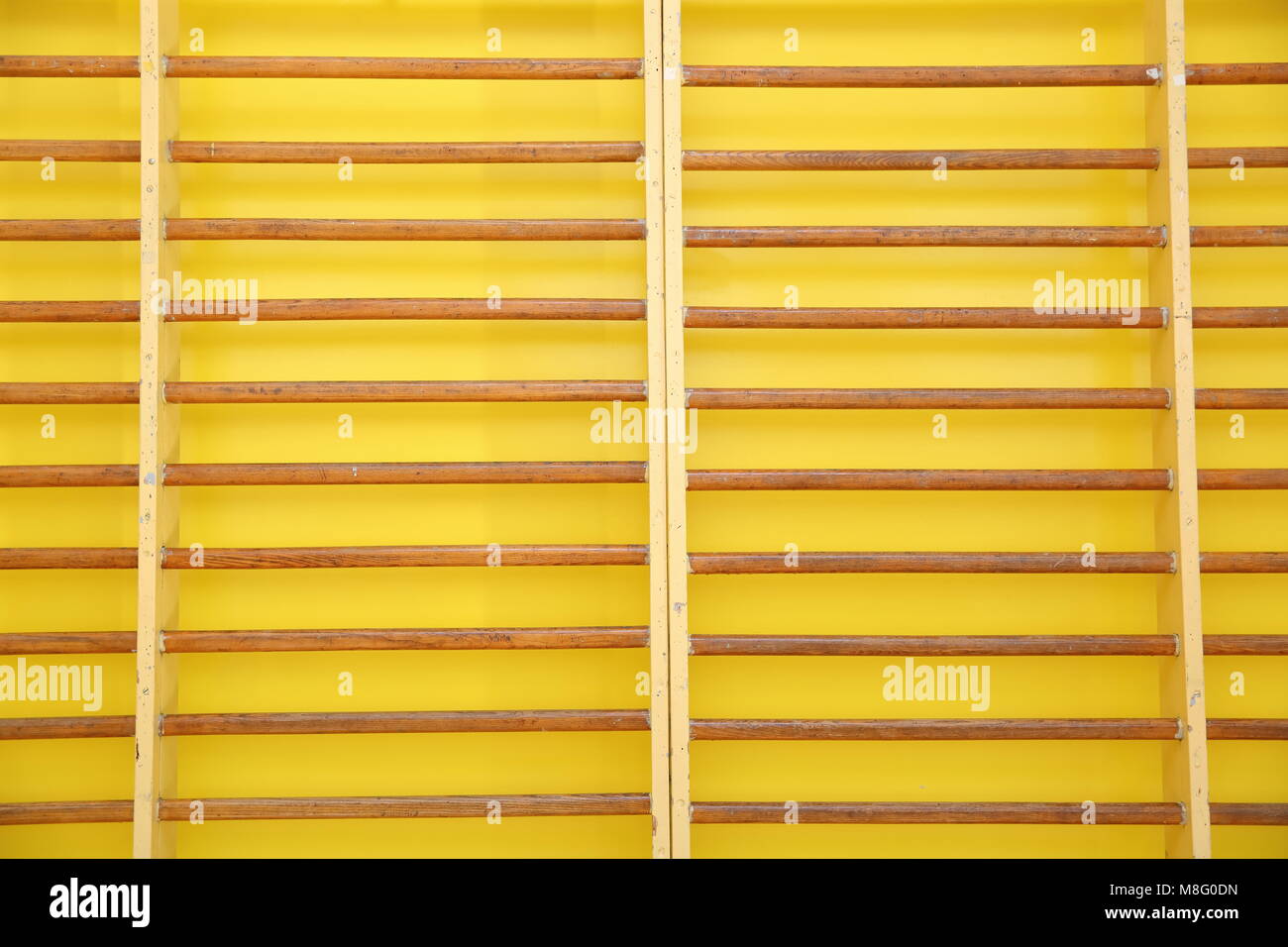 Einen gymnastischen Leiter in Schulen verwendet und ist in einer Sporthalle montiert. Stockfoto